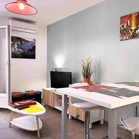 Recemment Renove De 2 Pieces Avec Balcon, Climatise, A 450m De La - - Fr-1-251-562 * Bormes-les-Mimosas