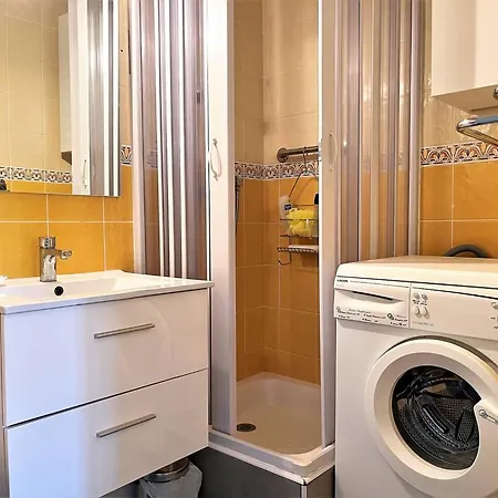 Recemment Renove De 2 Pieces Avec Balcon, Climatise, A 450m De La - - Fr-1-251-562 Apartment